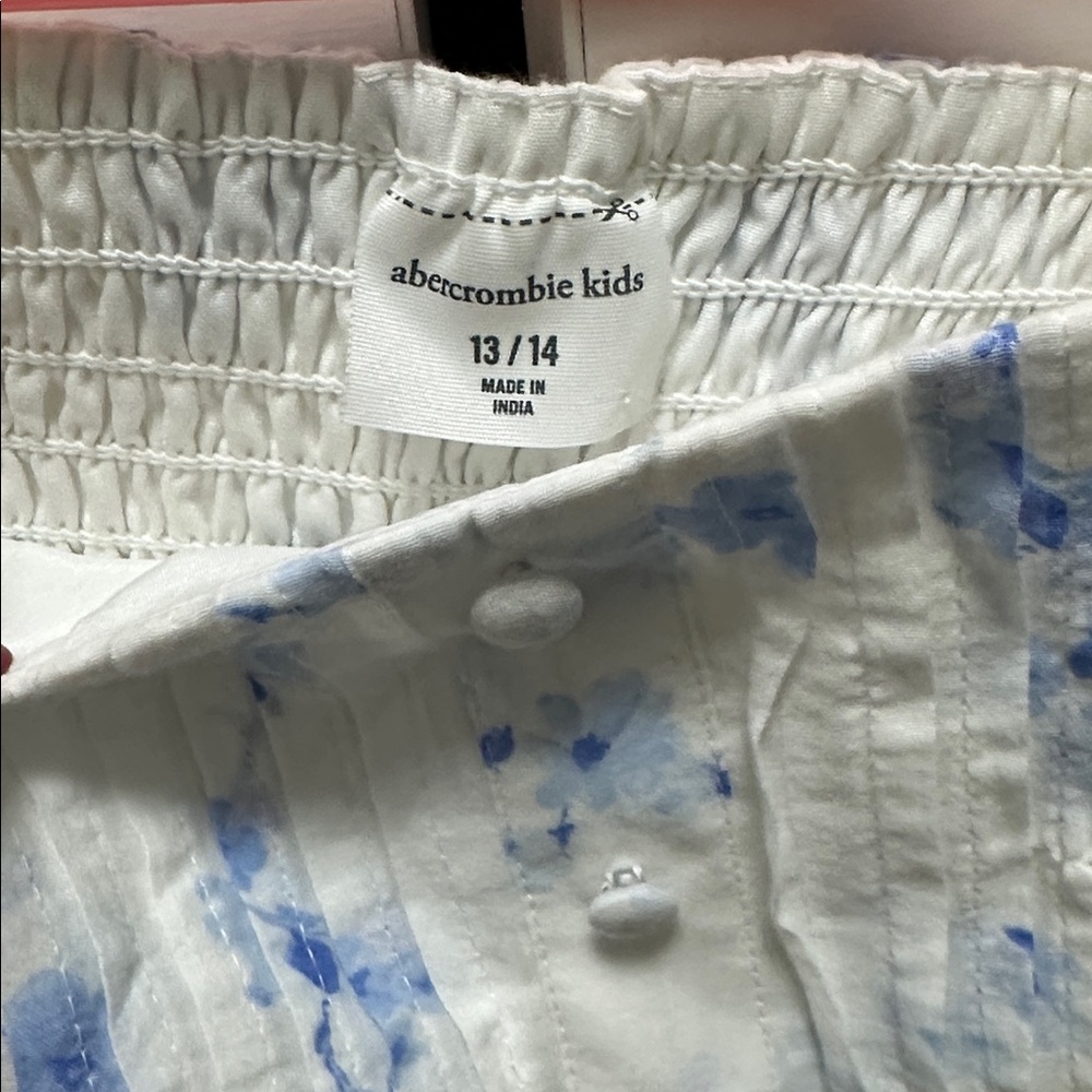 Abercrombie Kids White Shirt with Blue Floral Design - Picture 3 of 3